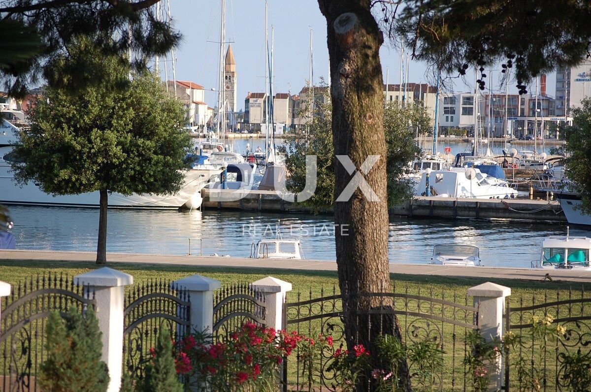 ISTRA, UMAG - Edinstvena vila z bazenom, prva vrsta do morja