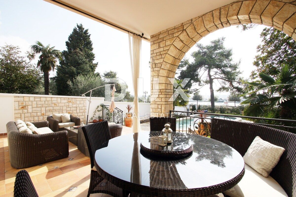 ISTRA, UMAG - Edinstvena vila z bazenom, prva vrsta do morja