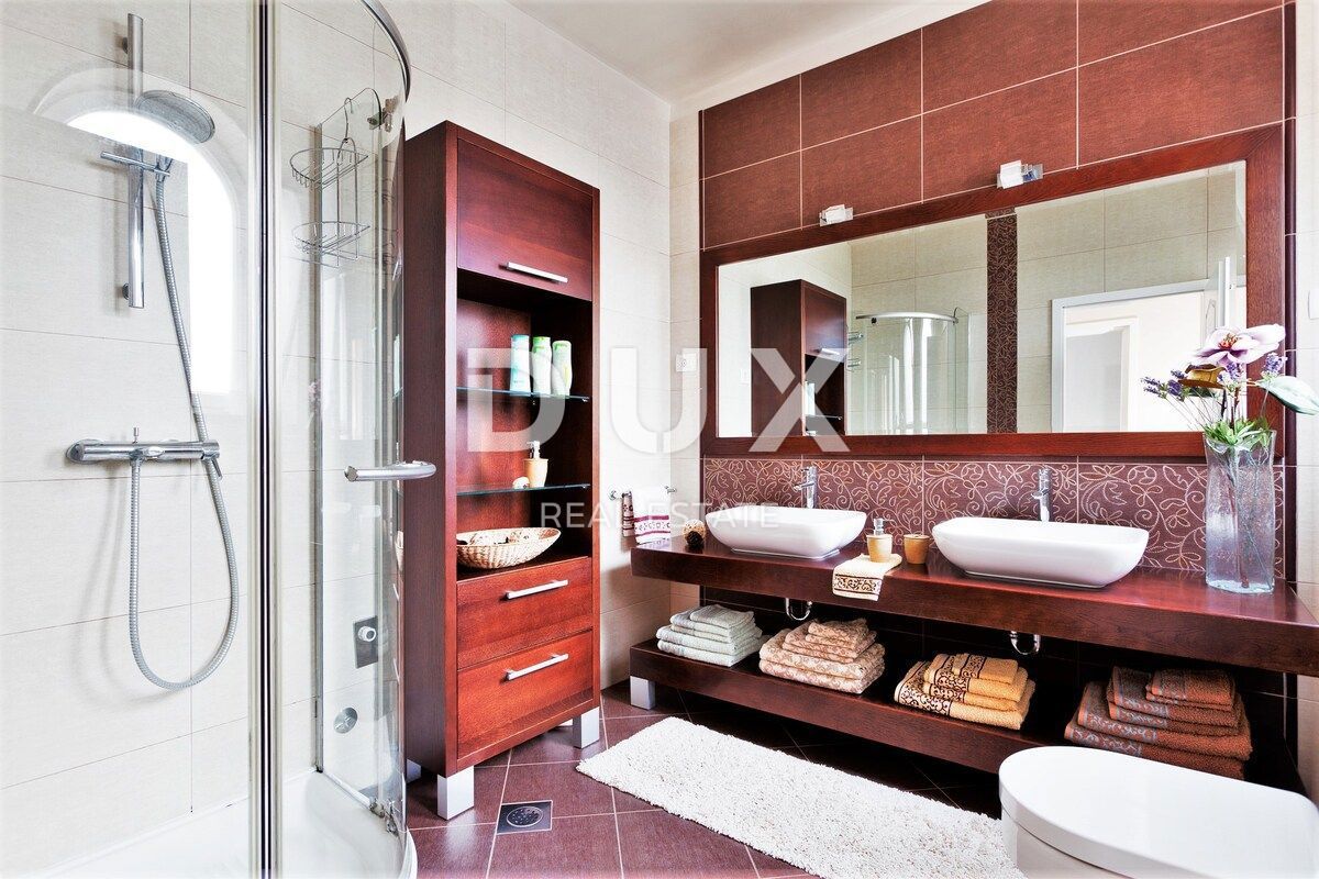 ISTRA, UMAG - Edinstvena vila z bazenom, prva vrsta do morja