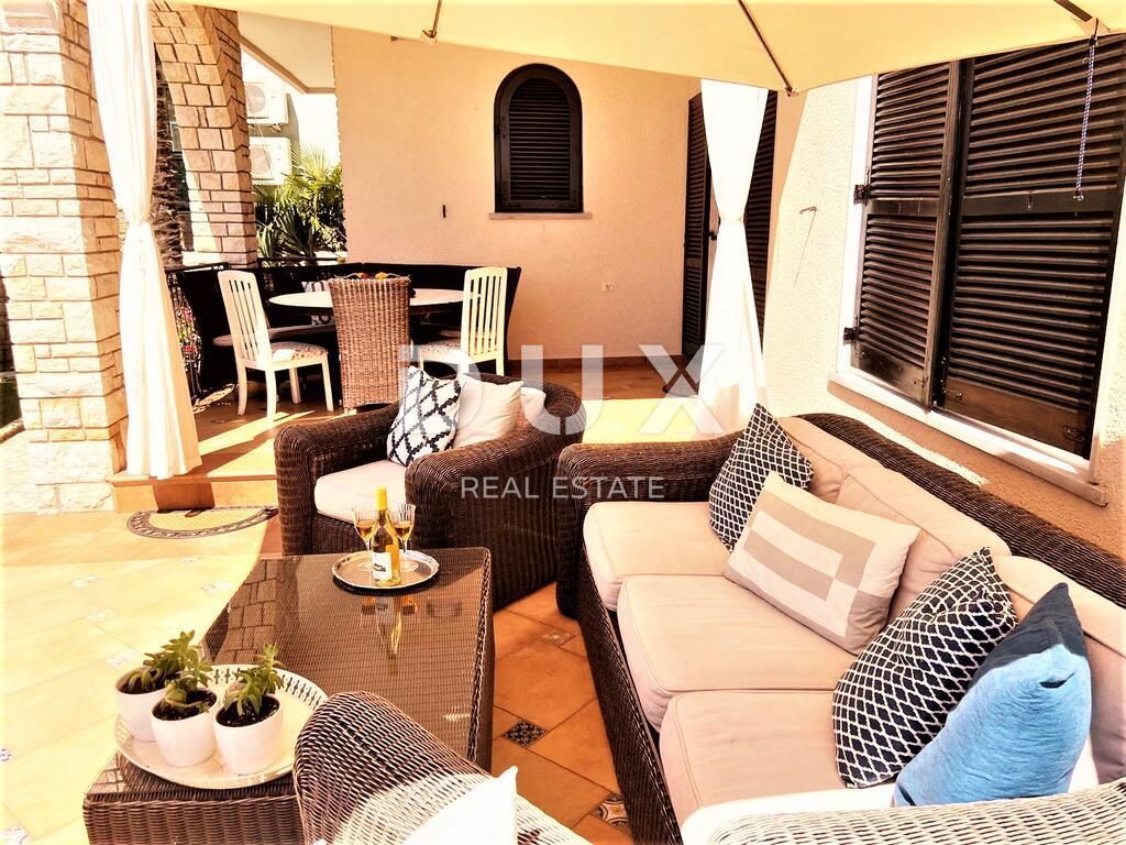 ISTRA, UMAG - Edinstvena vila z bazenom, prva vrsta do morja