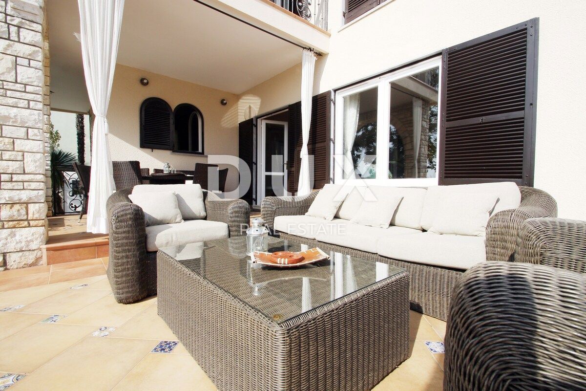 ISTRA, UMAG - Edinstvena vila z bazenom, prva vrsta do morja