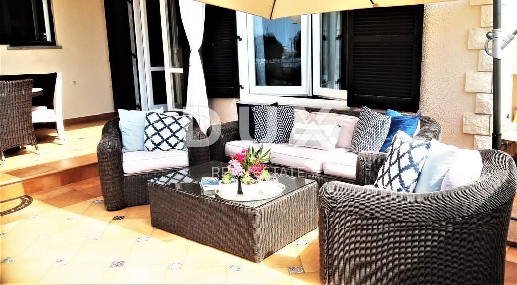 ISTRA, UMAG - Edinstvena vila z bazenom, prva vrsta do morja