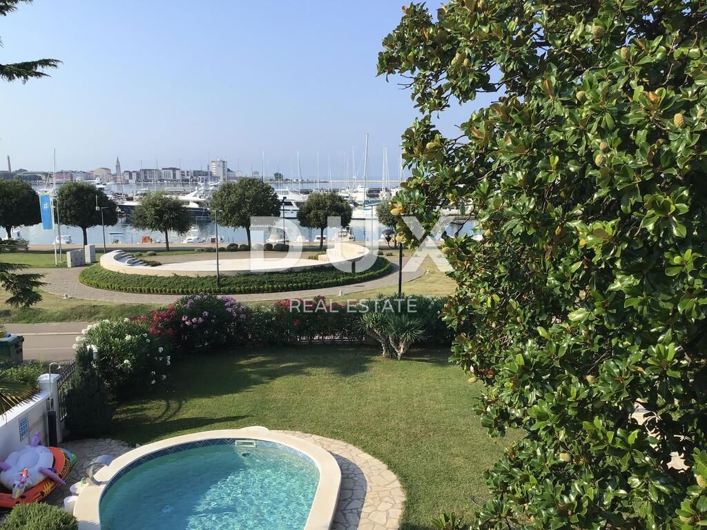 ISTRA, UMAG - Edinstvena vila z bazenom, prva vrsta do morja