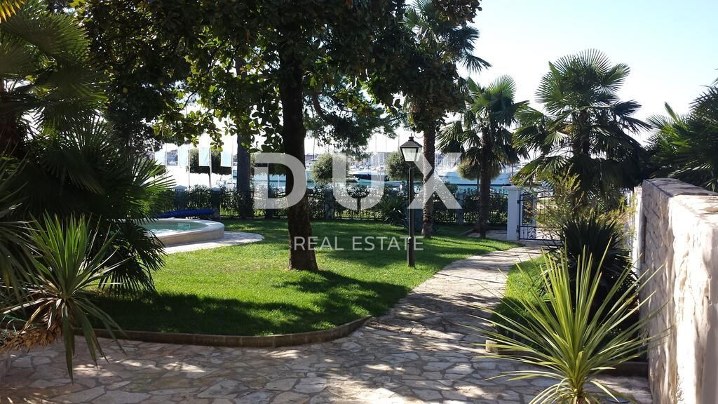 ISTRA, UMAG - Edinstvena vila z bazenom, prva vrsta do morja