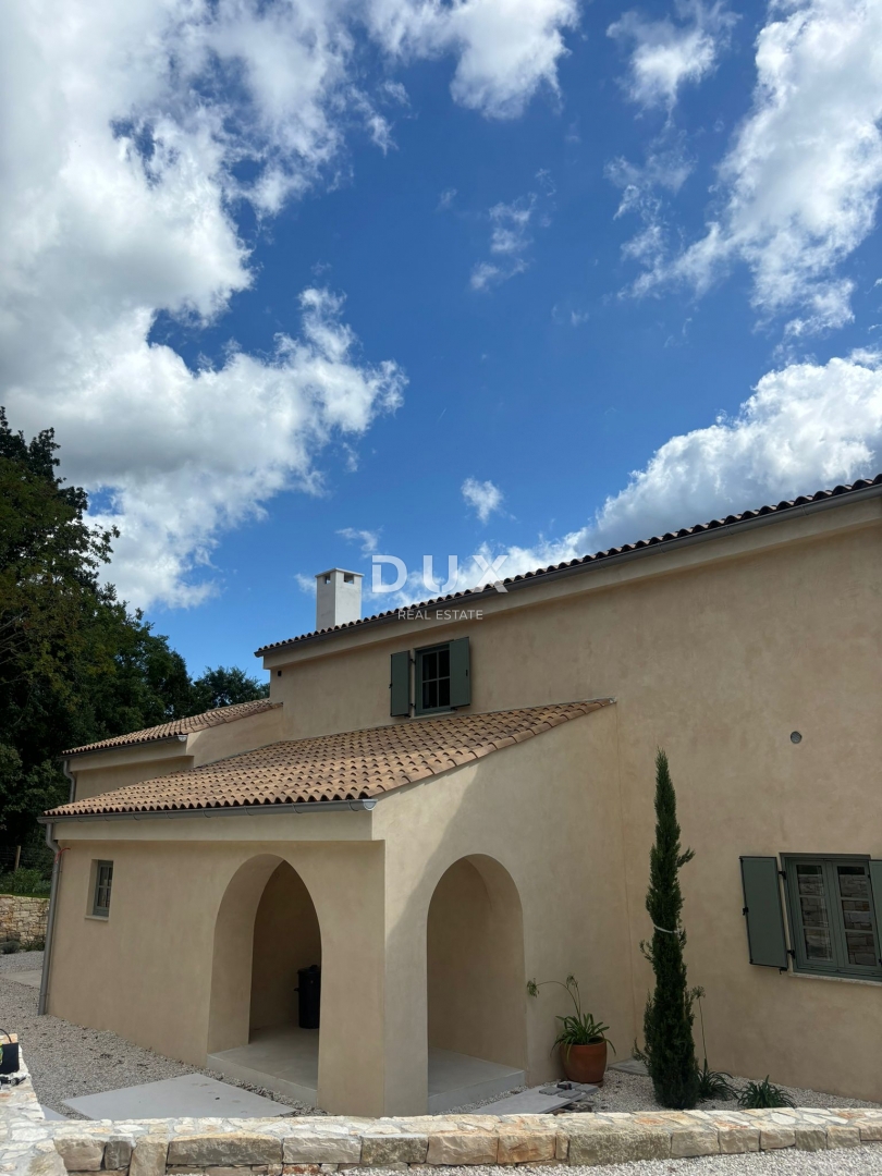 ISTRA, PAZIN - Prodaja mediteranske vile s pogledom na naravo + gradbeno zemljišče