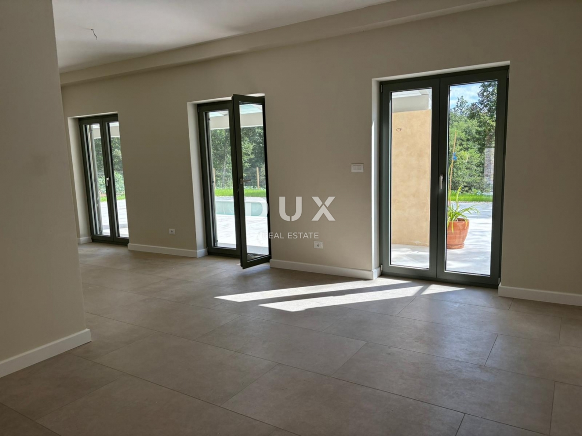 ISTRA, PAZIN - Prodaja mediteranske vile s pogledom na naravo + gradbeno zemljišče