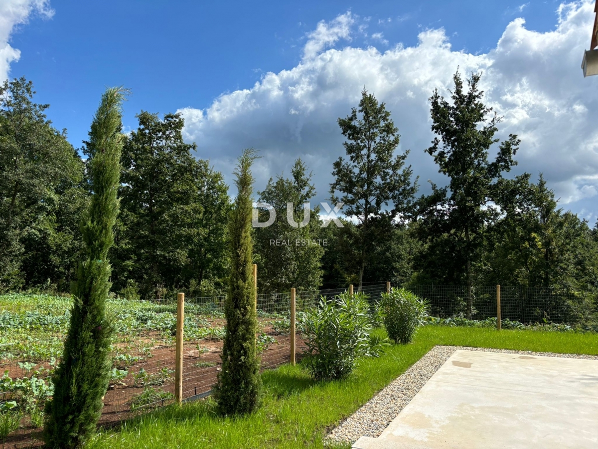 ISTRA, PAZIN - Prodaja mediteranske vile s pogledom na naravo + gradbeno zemljišče