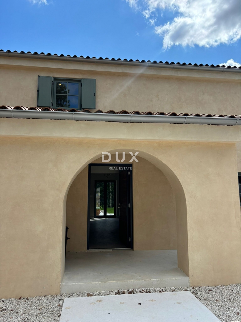 ISTRA, PAZIN - Prodaja mediteranske vile s pogledom na naravo + gradbeno zemljišče