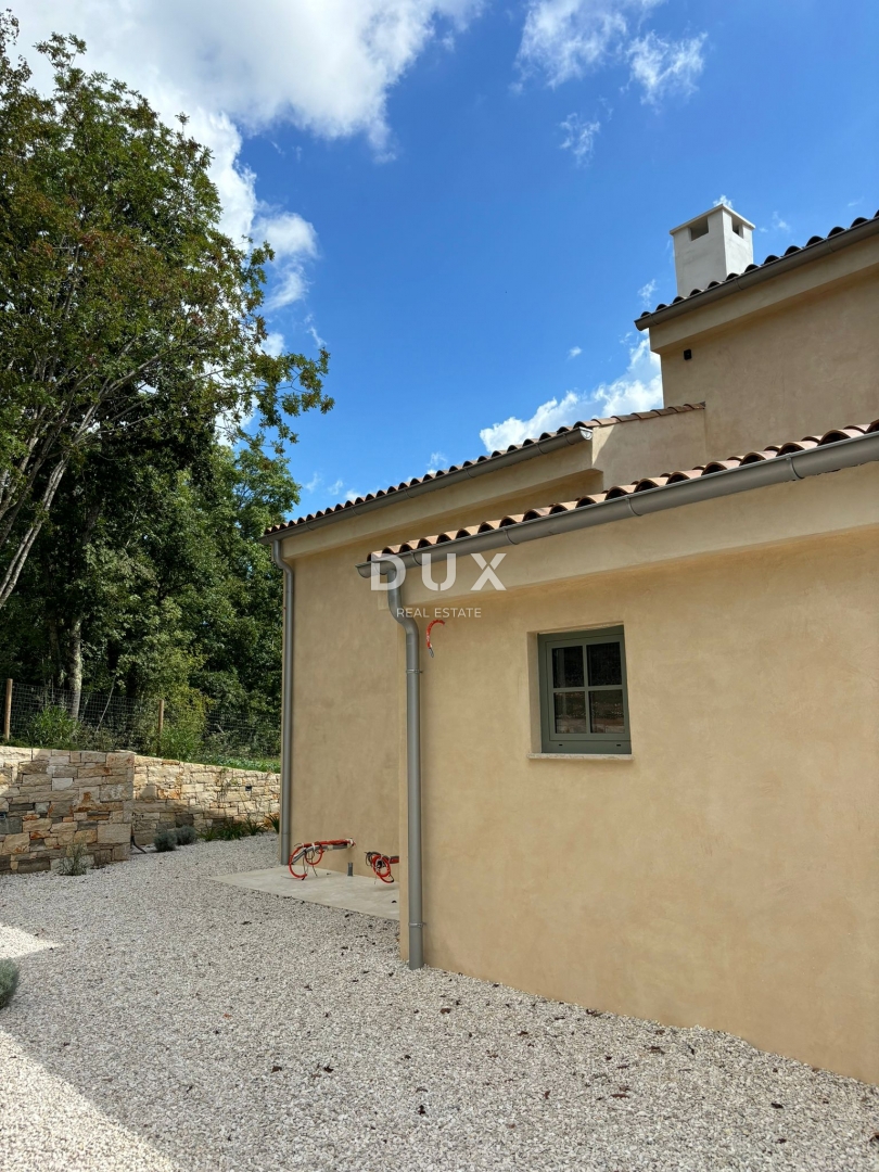 ISTRA, PAZIN - Prodaja mediteranske vile s pogledom na naravo + gradbeno zemljišče