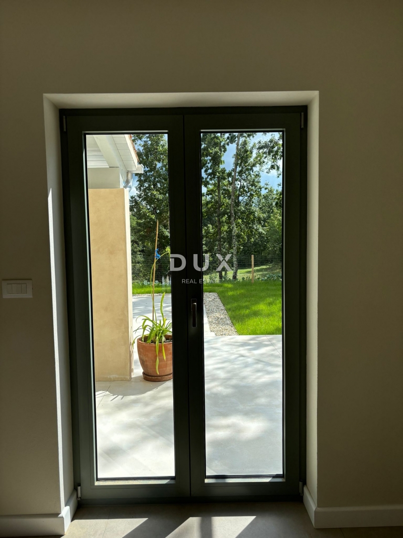 ISTRA, PAZIN - Prodaja mediteranske vile s pogledom na naravo + gradbeno zemljišče