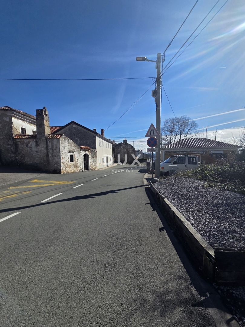 KOSTRENA, ROŽMANIĆI - gradbeno zemljišče 1900m2 s panoramskim pogledom na morje za družinsko vilo / stanovanjsko gradnjo, apartmaji / vile za najem z bazenom
