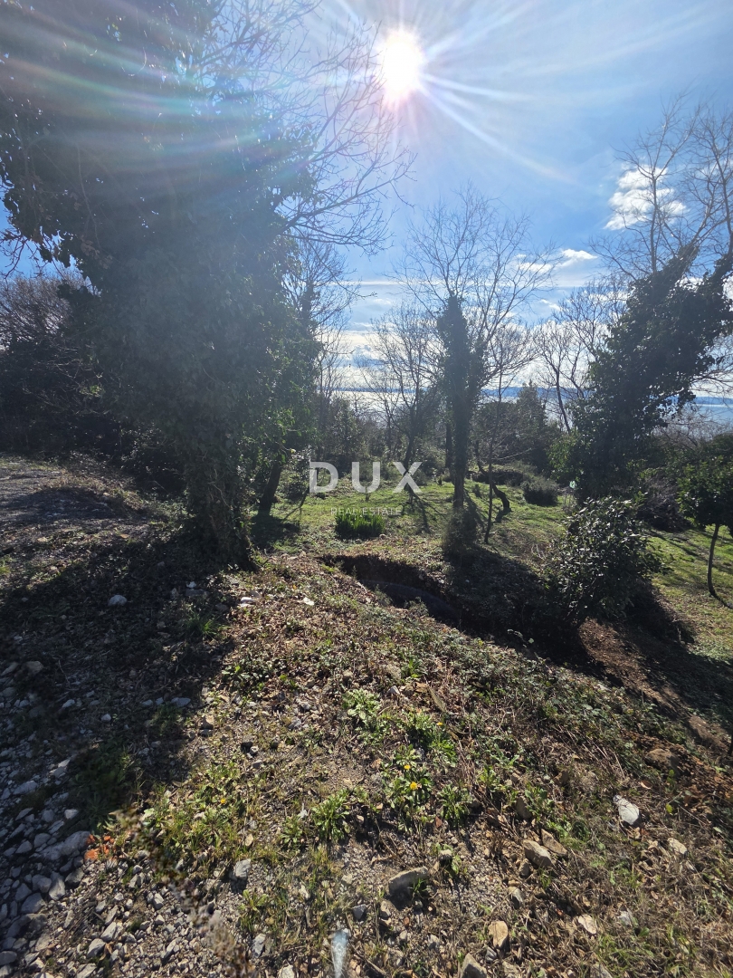 KOSTRENA, ROŽMANIĆI - gradbeno zemljišče 1900m2 s panoramskim pogledom na morje za družinsko vilo / stanovanjsko gradnjo, apartmaji / vile za najem z bazenom