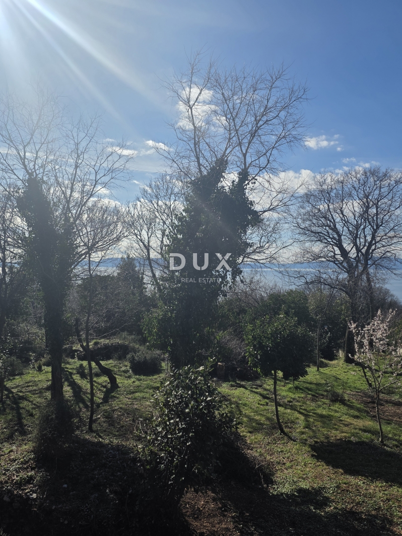 KOSTRENA, ROŽMANIĆI - gradbeno zemljišče 1900m2 s panoramskim pogledom na morje za družinsko vilo / stanovanjsko gradnjo, apartmaji / vile za najem z bazenom