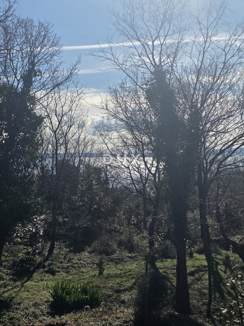 KOSTRENA, ROŽMANIĆI - gradbeno zemljišče 1900m2 s panoramskim pogledom na morje za družinsko vilo / stanovanjsko gradnjo, apartmaji / vile za najem z bazenom