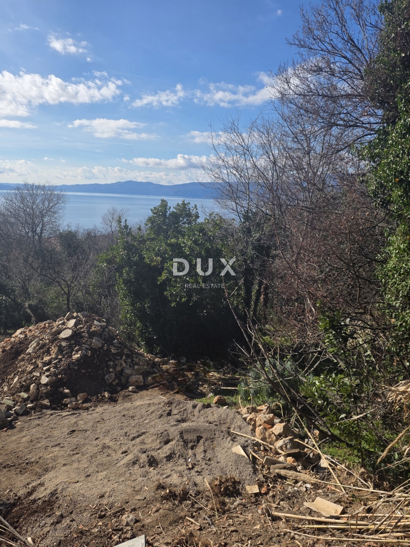 KOSTRENA, ROŽMANIĆI - gradbeno zemljišče 1900m2 s panoramskim pogledom na morje za družinsko vilo / stanovanjsko gradnjo, apartmaji / vile za najem z bazenom