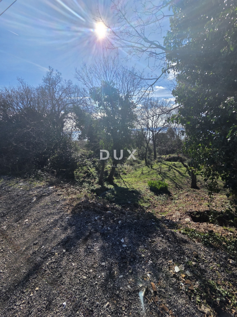 KOSTRENA, ROŽMANIĆI - gradbeno zemljišče 1900m2 s panoramskim pogledom na morje za družinsko vilo / stanovanjsko gradnjo, apartmaji / vile za najem z bazenom