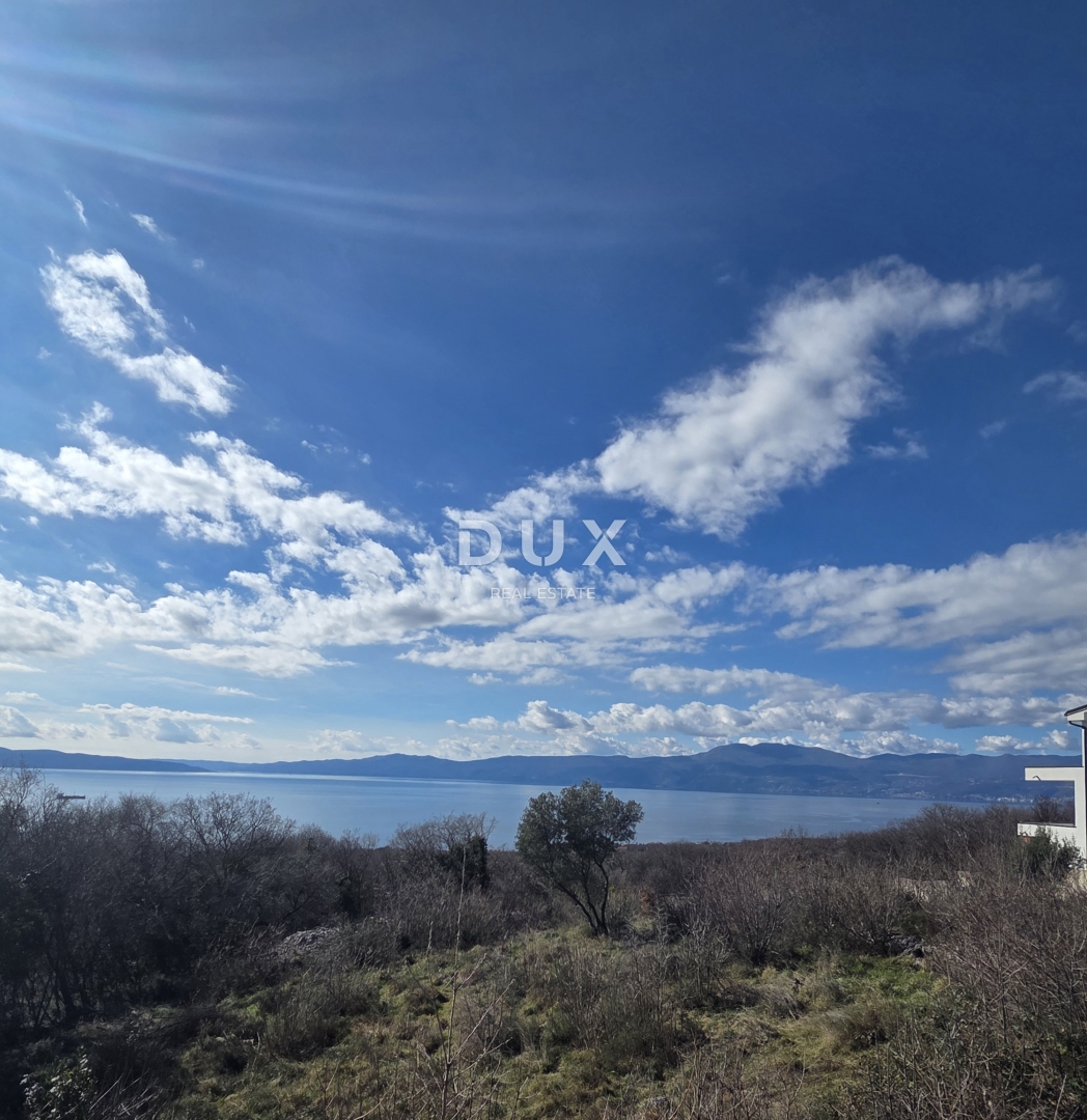 KOSTRENA, ROŽMANIĆI - gradbeno zemljišče 1900m2 s panoramskim pogledom na morje za družinsko vilo / stanovanjsko gradnjo, apartmaji / vile za najem z bazenom
