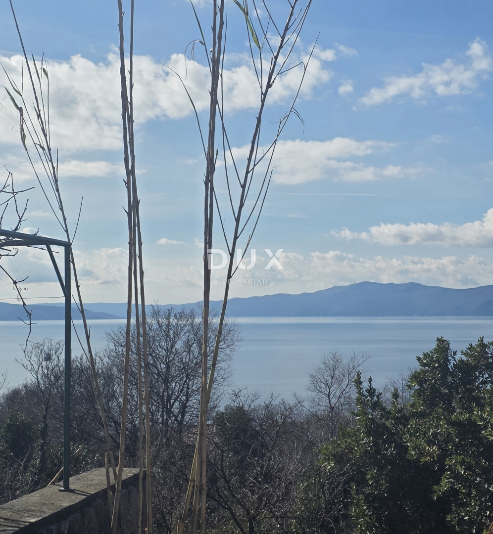 KOSTRENA, ROŽMANIĆI - gradbeno zemljišče 1900m2 s panoramskim pogledom na morje za družinsko vilo / stanovanjsko gradnjo, apartmaji / vile za najem z bazenom