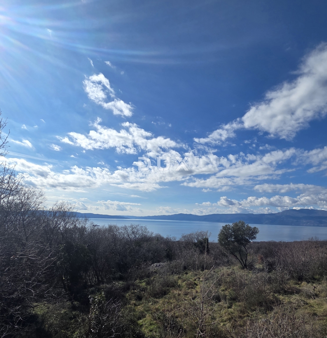 KOSTRENA, ROŽMANIĆI - gradbeno zemljišče 1900m2 s panoramskim pogledom na morje za družinsko vilo / stanovanjsko gradnjo, apartmaji / vile za najem z bazenom