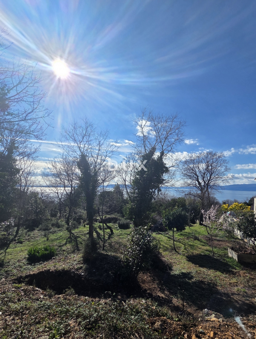 KOSTRENA, ROŽMANIĆI - gradbeno zemljišče 1900m2 s panoramskim pogledom na morje za družinsko vilo / stanovanjsko gradnjo, apartmaji / vile za najem z bazenom