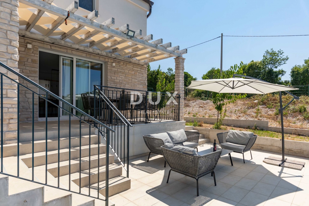 ISTRA, RABAC - Mediteranska hiša z bazenom in pogledom na morje