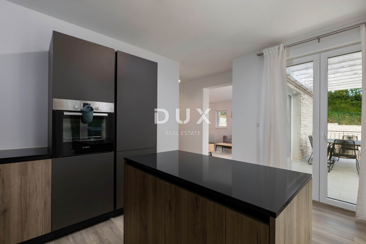 ISTRA, RABAC - Mediteranska hiša z bazenom in pogledom na morje