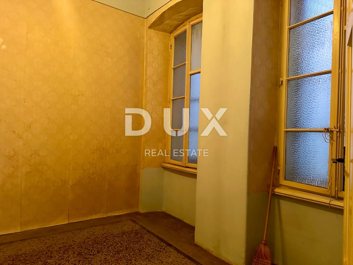 RIJEKA, CENTER - Gospodarsko stanovanje s projektom za 2 stanovanjski enoti! Investicija na elitni lokaciji!