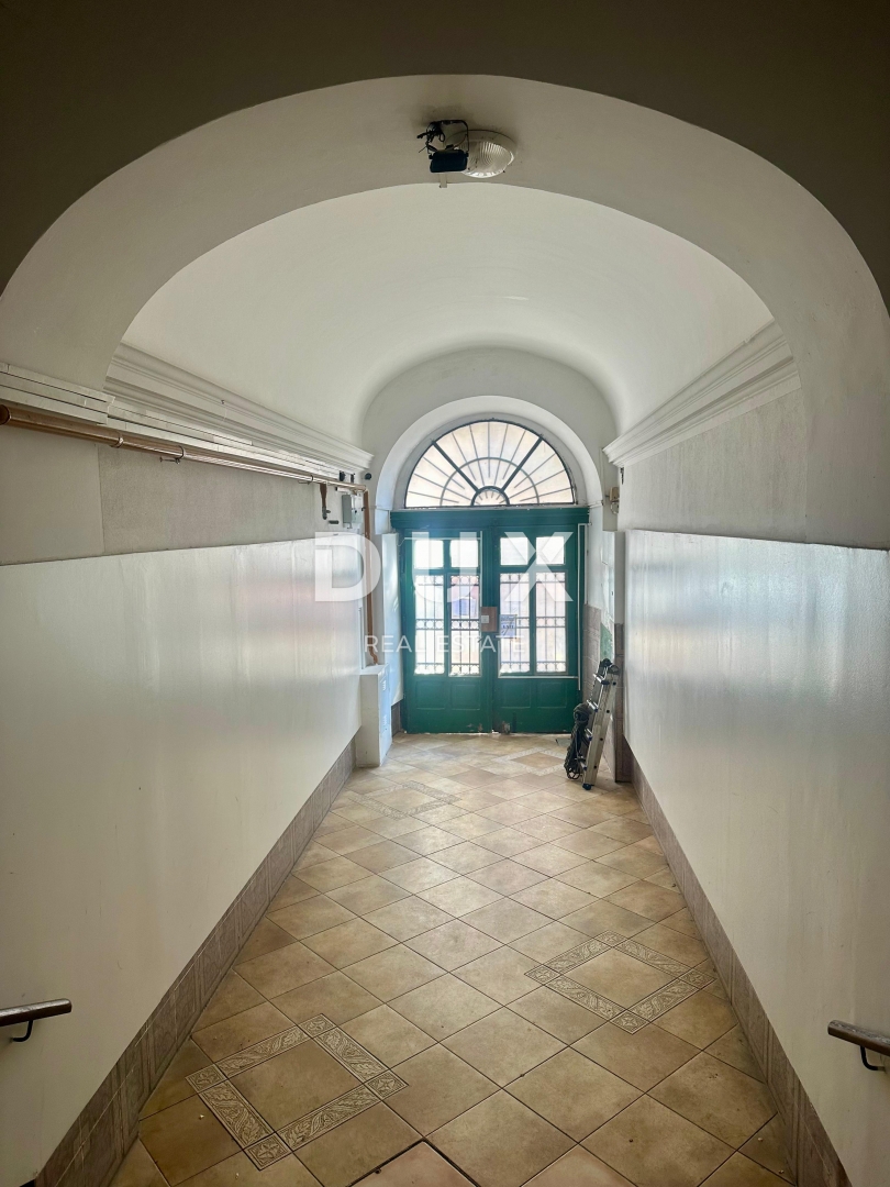 RIJEKA, CENTER - Gospodarsko stanovanje s projektom za 2 stanovanjski enoti! Investicija na elitni lokaciji!