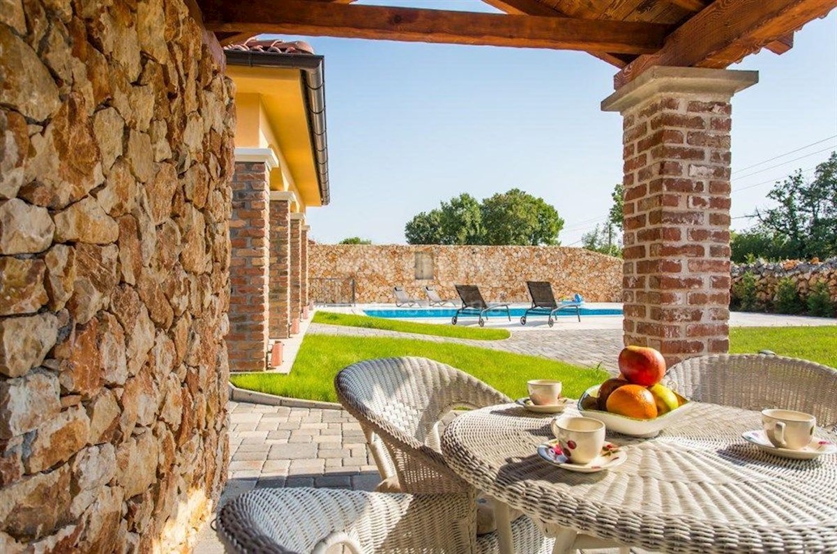 OTOK KRK, DOBRINJ - Atraktivna vila rustikalnega dizajna z bazenom