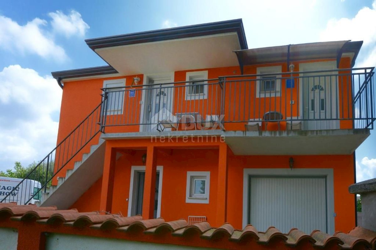 ISTRA, POREČ - Lepa hiša s tremi stanovanjskimi enotami
