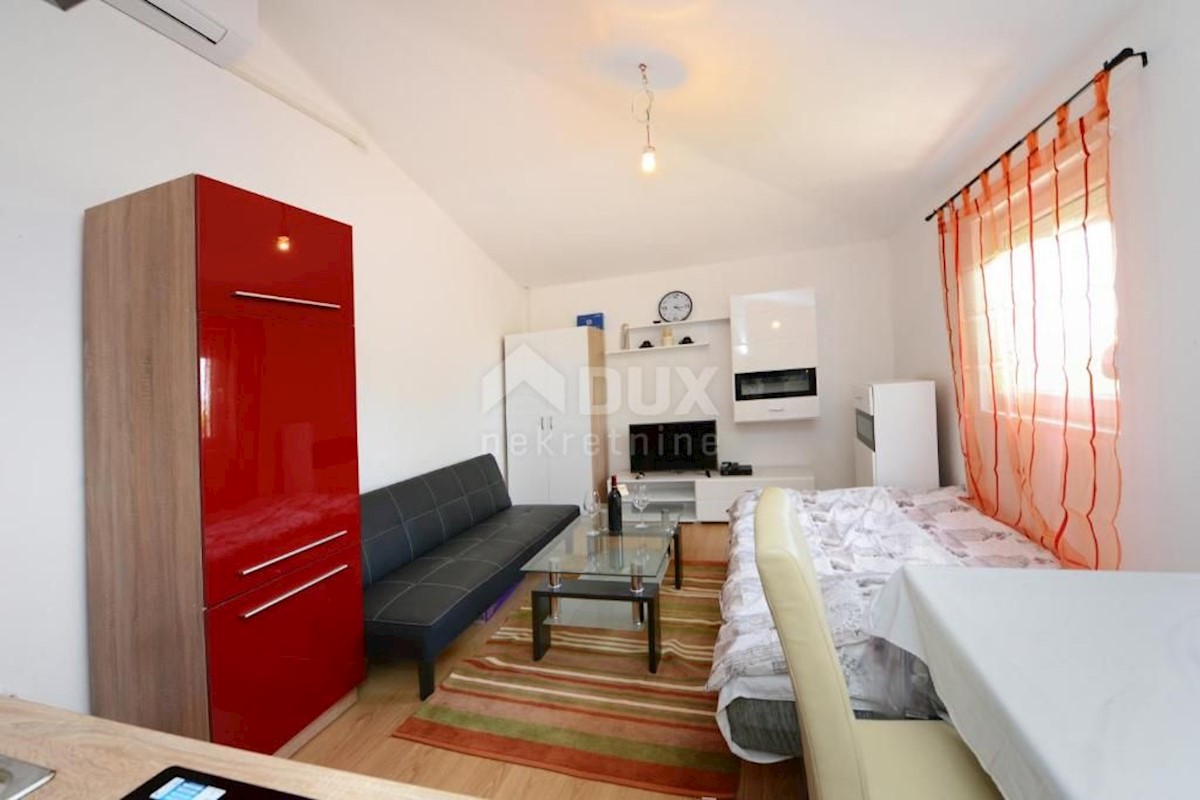 ISTRA, POREČ - Lepa hiša s tremi stanovanjskimi enotami