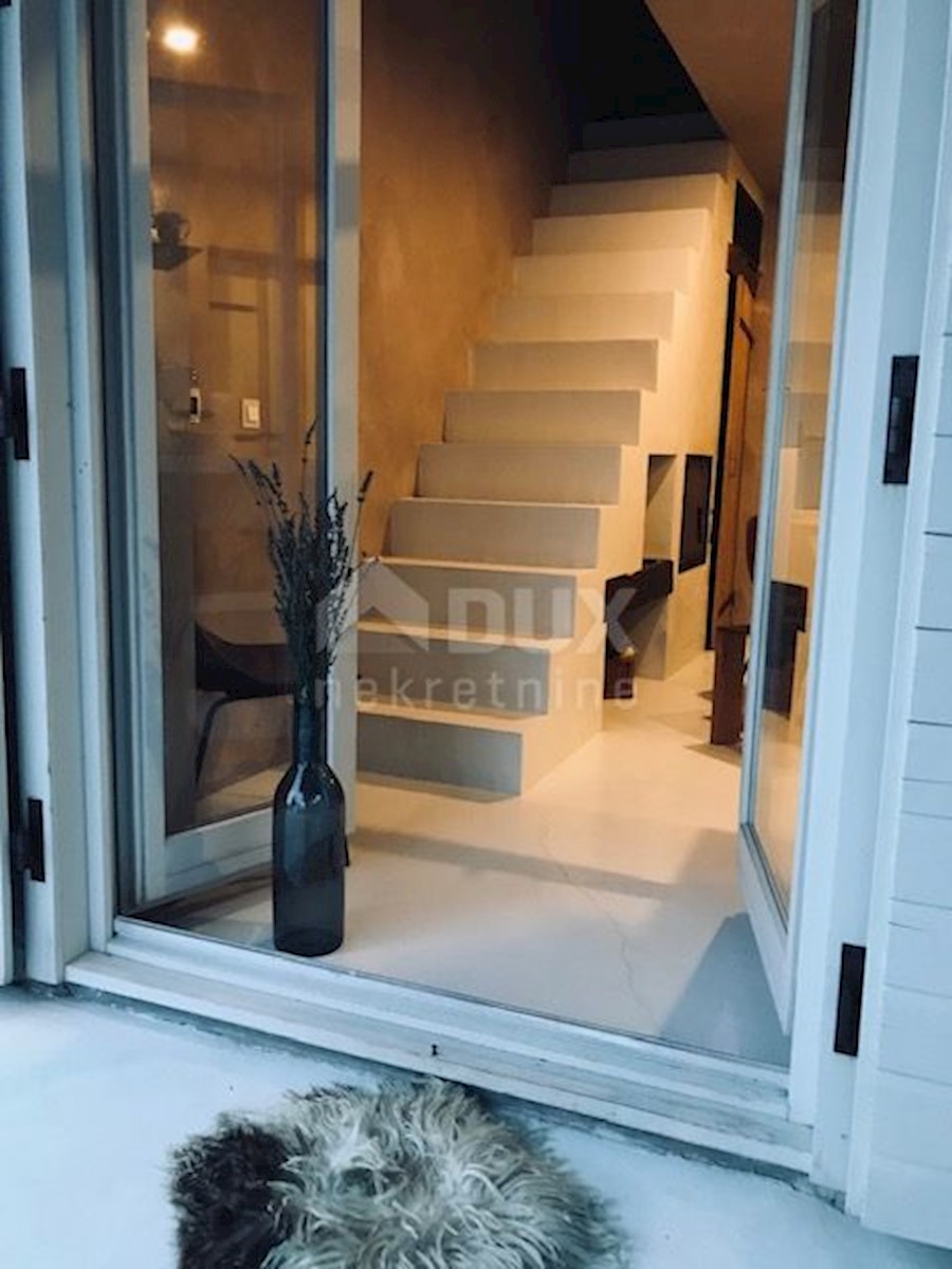 ISTRA, LIVADE - Dizajnerska hiša z bazenom