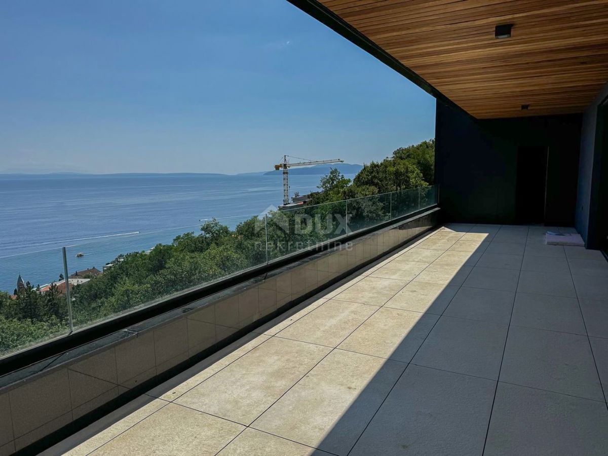 OPATIJA, CENTER - gospodsko stanovanje v luksuzni novogradnji nad centrom Opatije z garažo, panoramski pogled na morje