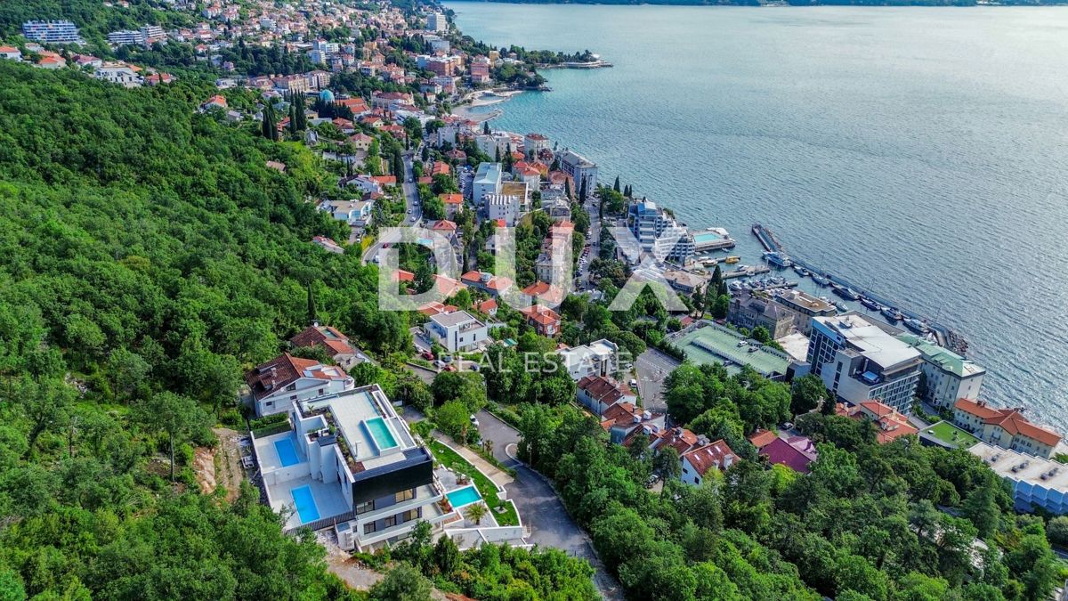 OPATIJA, CENTER - gospodsko stanovanje v luksuzni novogradnji nad centrom Opatije z garažo, panoramski pogled na morje
