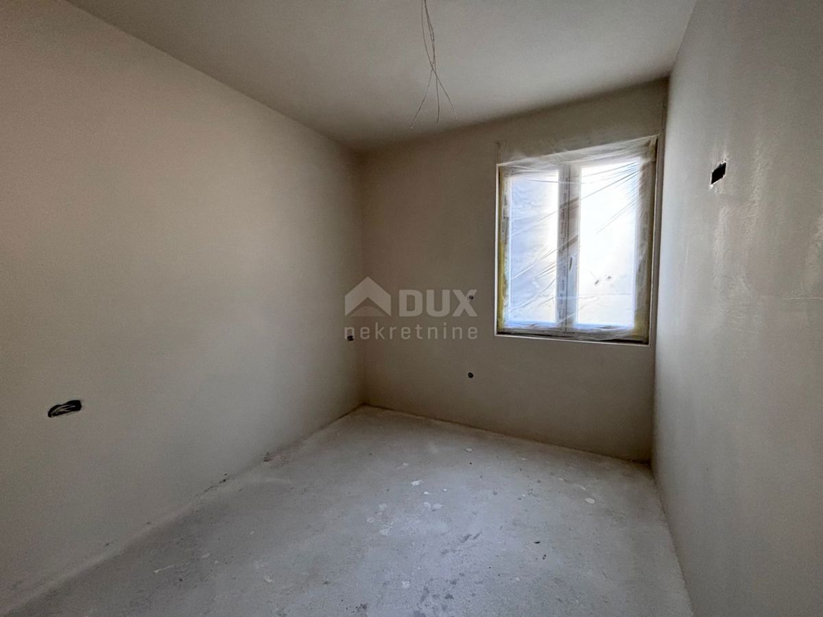 ŠIBENIK, BRODARICA - Apartma z vrtom v novogradnji, prva vrsta do morja