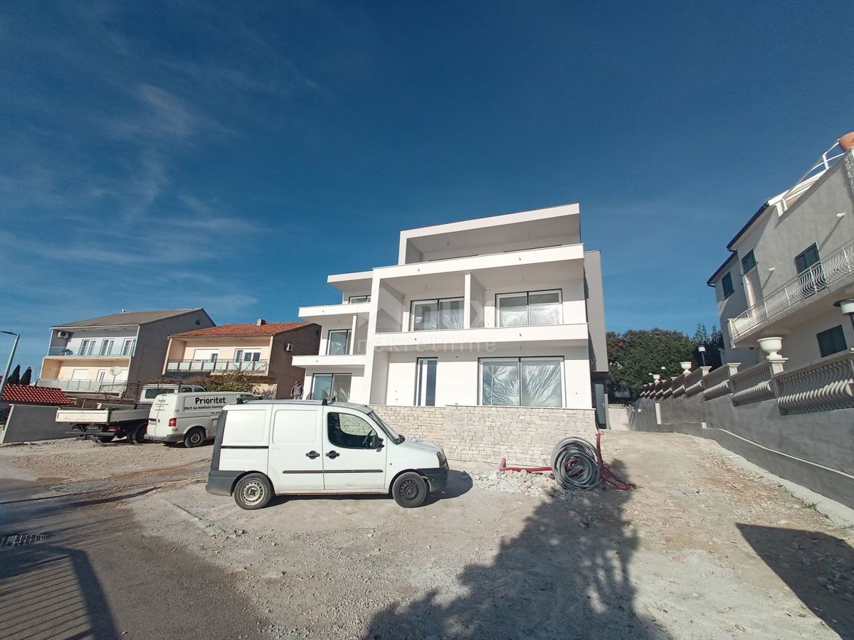 ŠIBENIK, BRODARICA - Apartma z vrtom v novogradnji, prva vrsta do morja