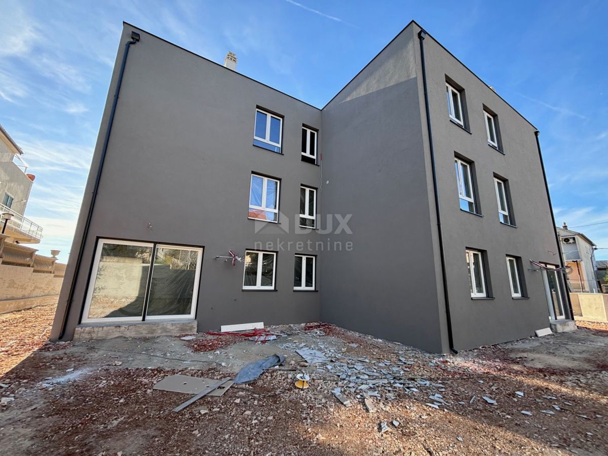 ŠIBENIK, BRODARICA - Apartma z vrtom v novogradnji, prva vrsta do morja