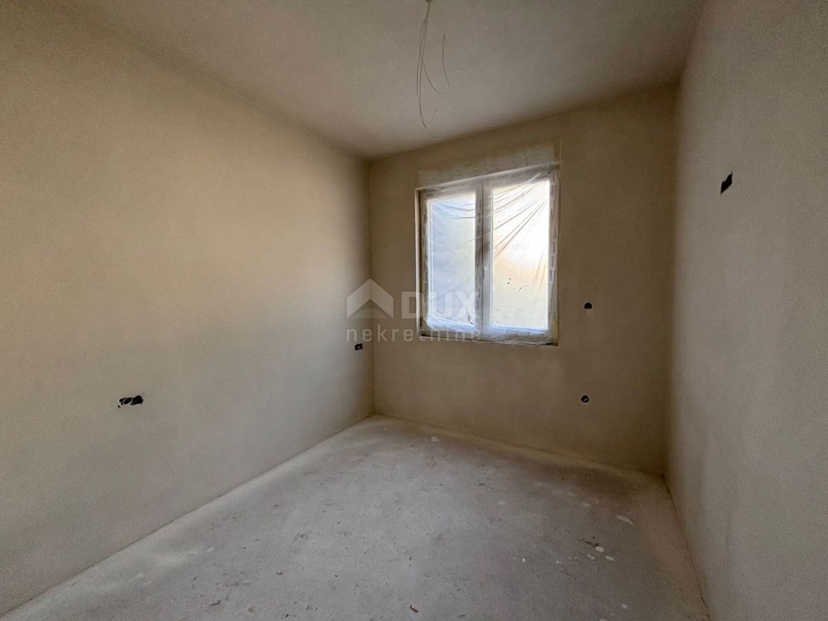 ŠIBENIK, BRODARICA - Apartma z vrtom v novogradnji, prva vrsta do morja