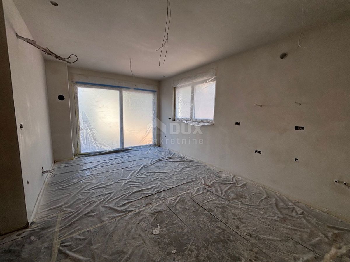 ŠIBENIK, BRODARICA - Apartma z vrtom v novogradnji, prva vrsta do morja