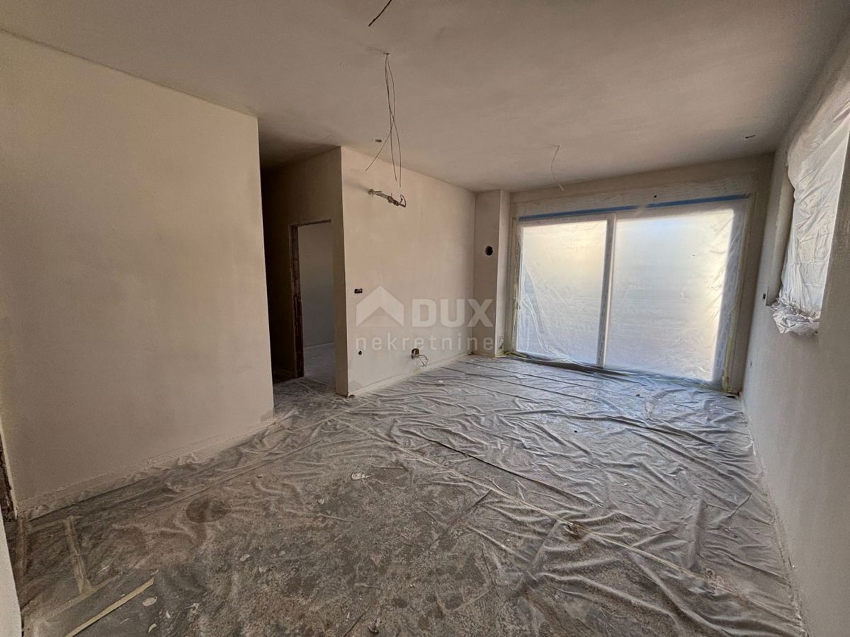 ŠIBENIK, BRODARICA - Apartma z vrtom v novogradnji, prva vrsta do morja