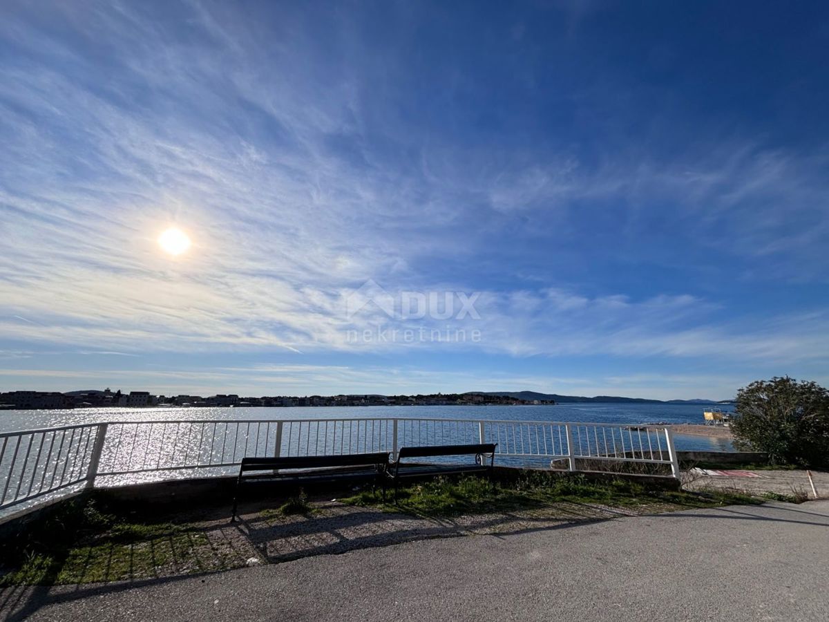 ŠIBENIK, BRODARICA - Apartma z vrtom v novogradnji, prva vrsta do morja