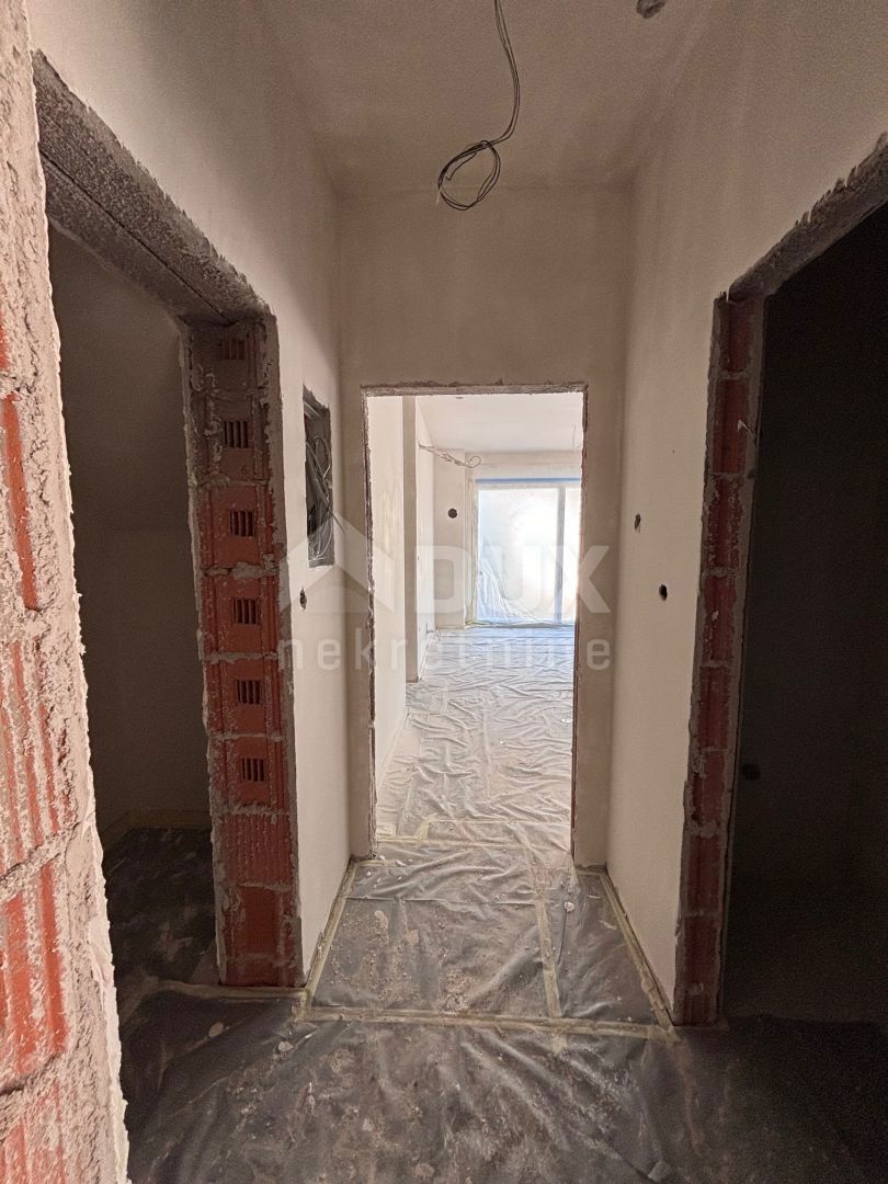 ŠIBENIK, BRODARICA - Apartma z vrtom v novogradnji, prva vrsta do morja