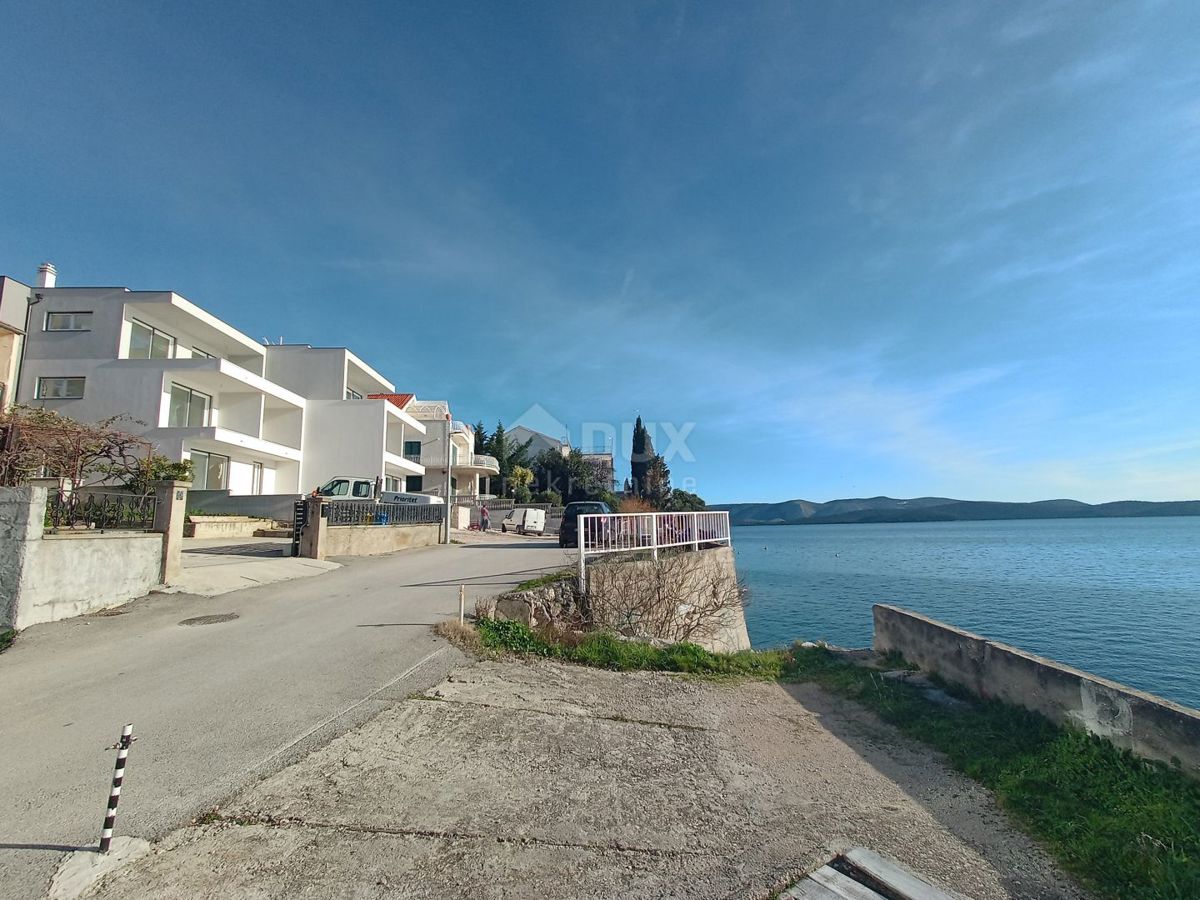 ŠIBENIK, BRODARICA - Apartma z vrtom v novogradnji, prva vrsta do morja