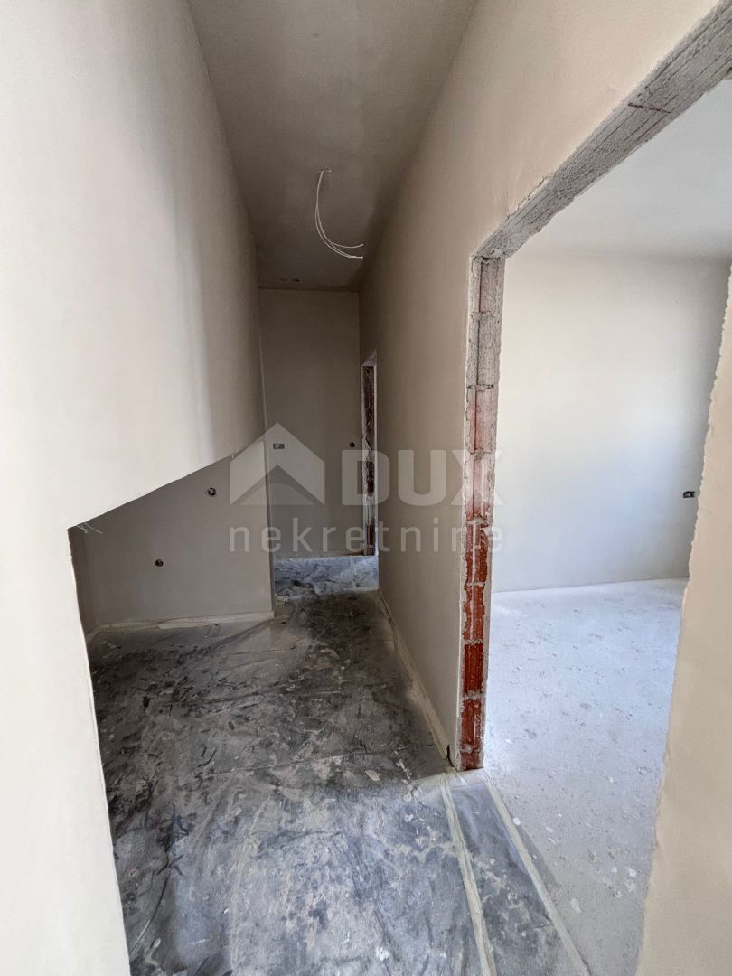 ŠIBENIK, BRODARICA - Apartma z vrtom v novogradnji, prva vrsta do morja