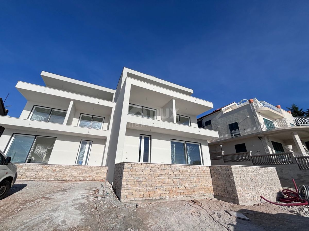 ŠIBENIK, BRODARICA - Apartma z vrtom v novogradnji, prva vrsta do morja