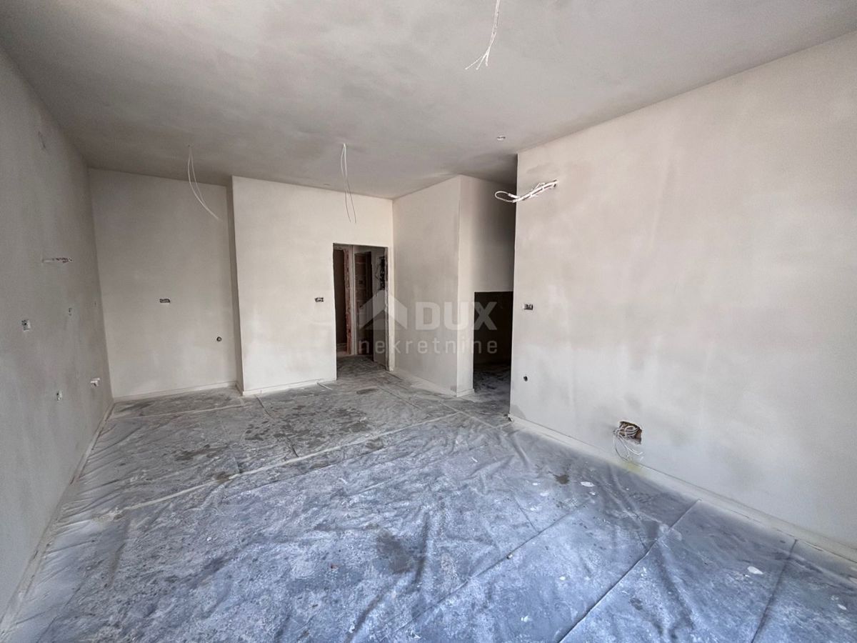 ŠIBENIK, BRODARICA - Apartma z vrtom v novogradnji, prva vrsta do morja