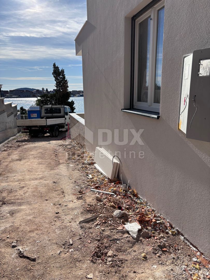 ŠIBENIK, BRODARICA - Apartma z vrtom v novogradnji, prva vrsta do morja