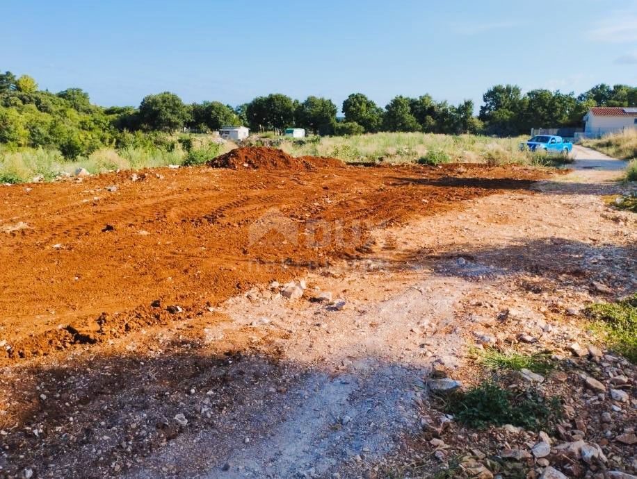 ISTRA, ROVINJ - Prostorno zemljišče, pred urbanizacijo, 1000m od morja!