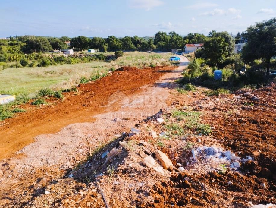 ISTRA, ROVINJ - Prostorno zemljišče, pred urbanizacijo, 1000m od morja!