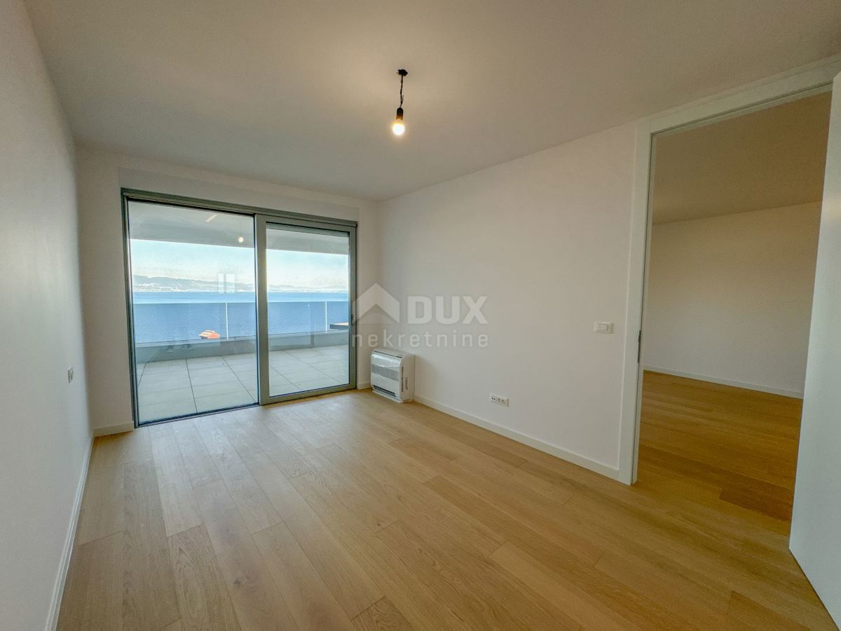 OPATIJA, CENTER - luksuzno stanovanje v novogradnji s pogledom na morje, skupni bazen, garaža